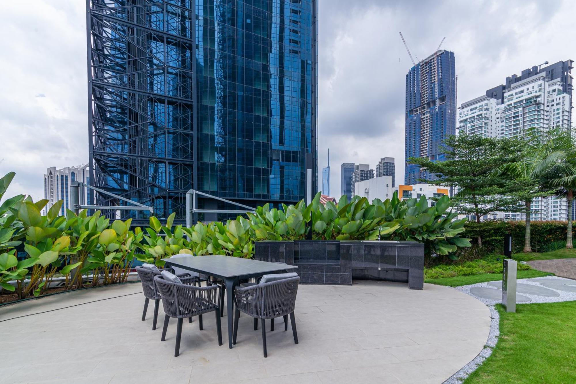 Eaton Residences Klcc By Plush Куала Лумпур Екстериор снимка